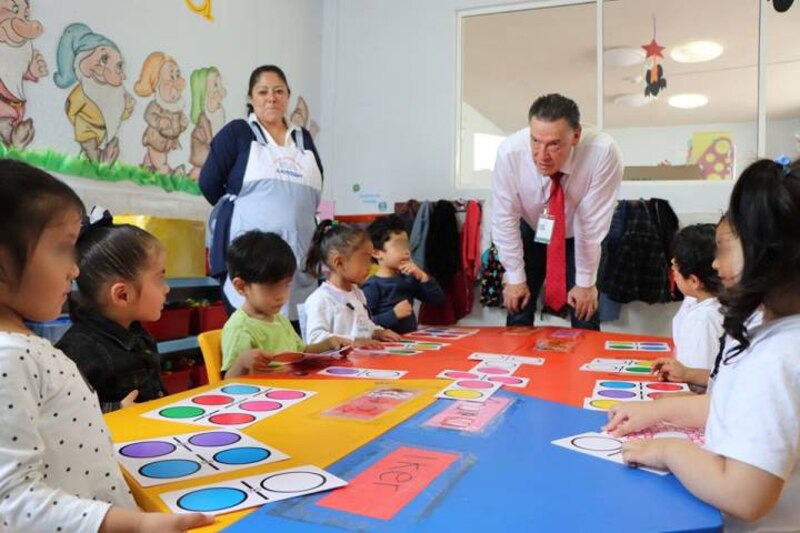 Niños en el aula aprendiendo