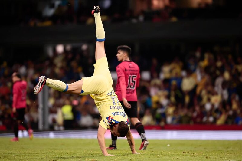 ¡Espectacular chilena de jugador en partido de fútbol!
