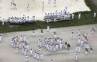 Consulado de México en Miami se reúne con los 14 mexicanos detenidos en el Alcatraz Caimán