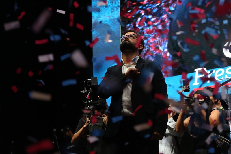 El presidente electo de Chile, Gabriel Boric, celebra su victoria en las elecciones presidenciales de 2021.
