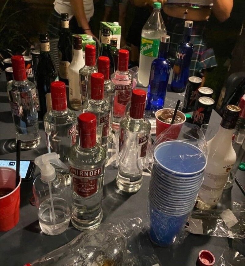 Botellas de alcohol en una mesa