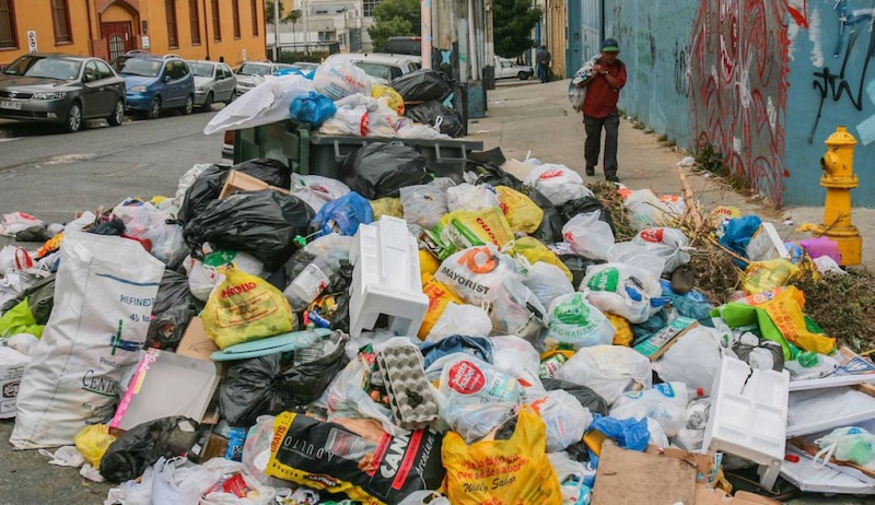 La basura se acumula en las calles de la ciudad