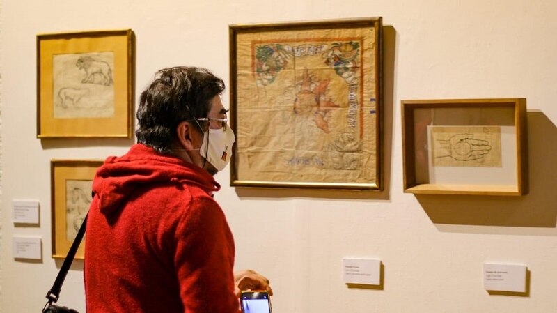 Un hombre observa un cuadro en un museo.
