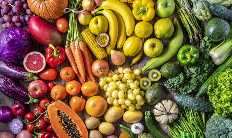 Una variedad de frutas y verduras de colores