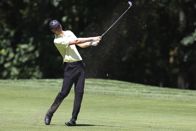 Golfista masculino en acción