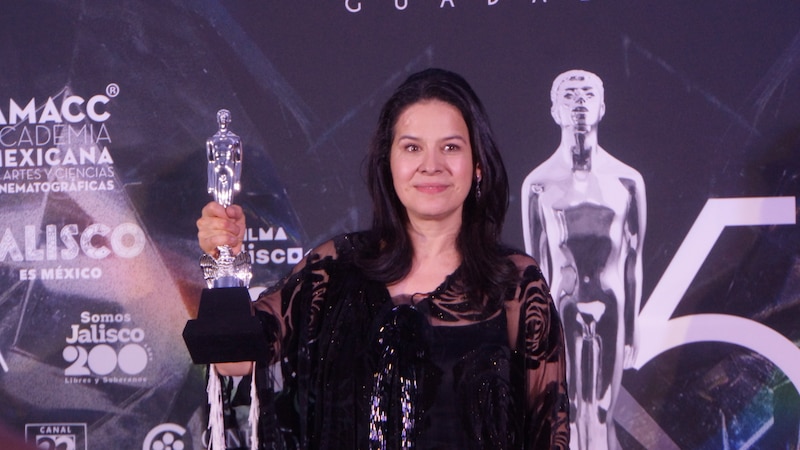 Yalitza Aparicio con su premio Ariel
