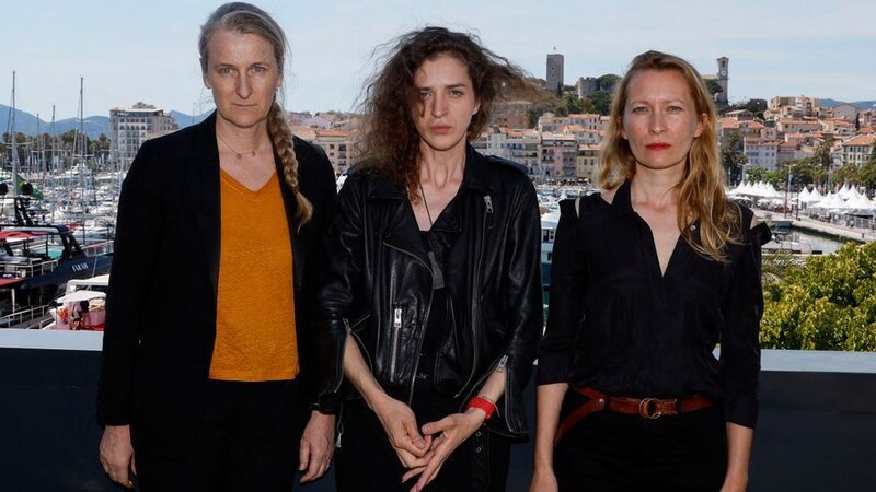 Tres mujeres en una terraza con vistas al mar