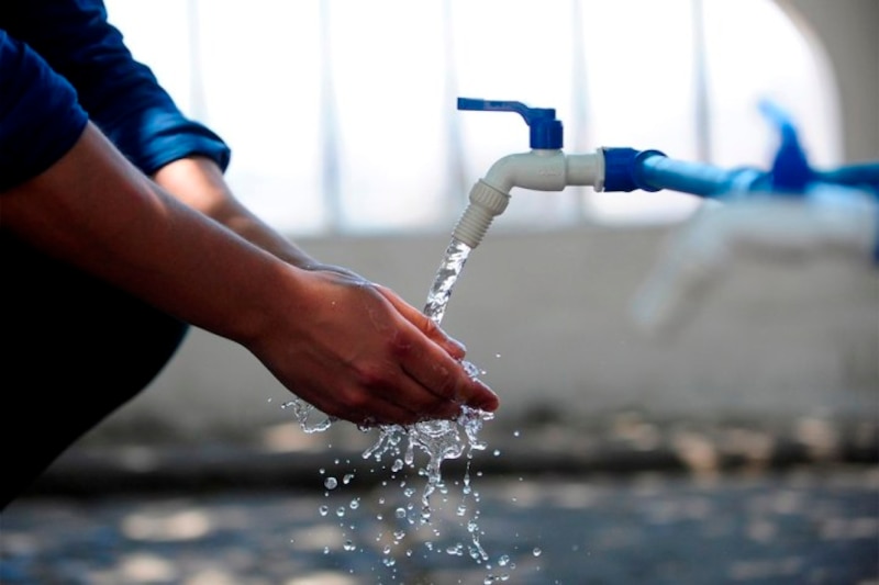 Lavarse las manos con agua limpia es importante para prevenir enfermedades