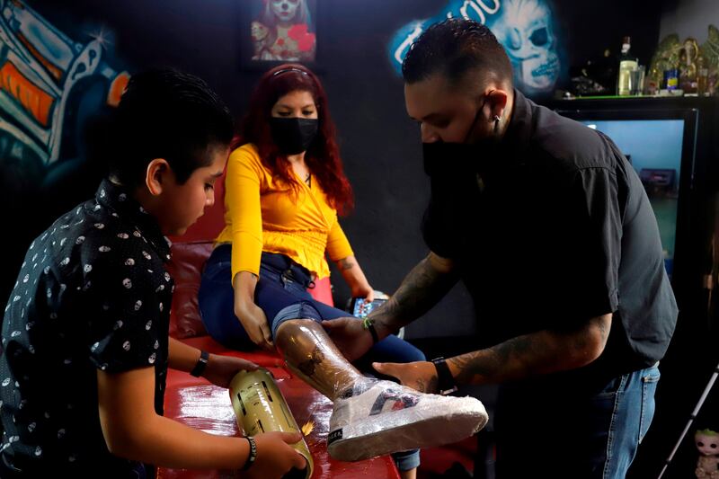 Mujer tatuándose la pierna