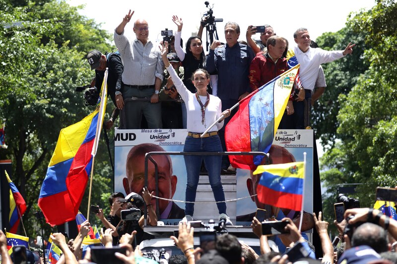 Posible título: Lilian Tintori, esposa del preso político Leopoldo López, durante una manifestación opositora en Caracas