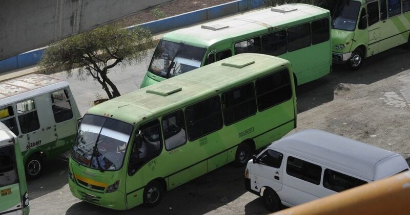 Autobuses urbanos en una calle de la ciudad