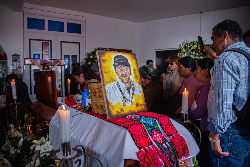 Personas participan en una misa de cuerpo presente del sacerdote asesinado Marcelo Pérez Pérez