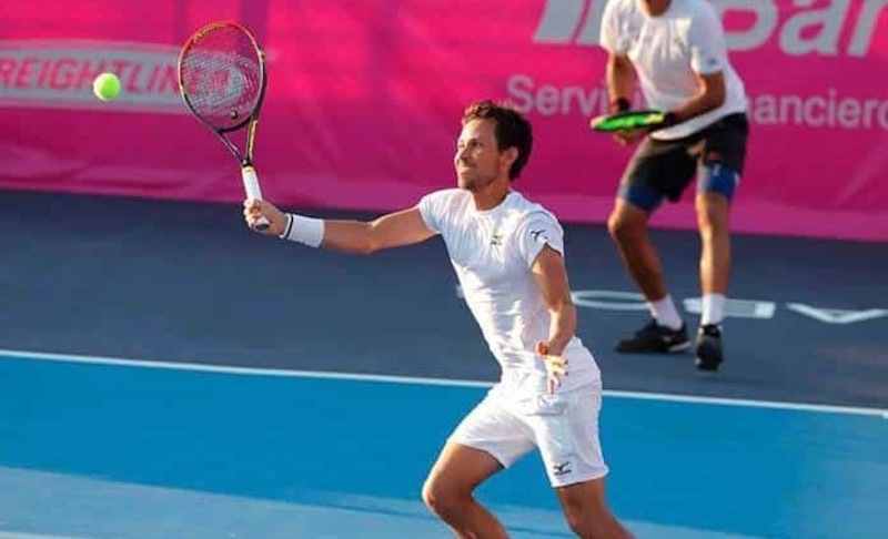 El tenista español Feliciano López golpea la bola con su raqueta
