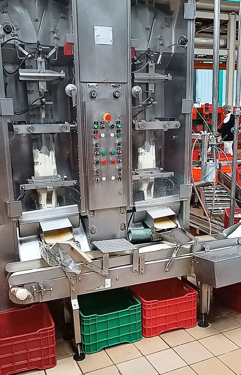 Máquina de envasado de leche en funcionamiento