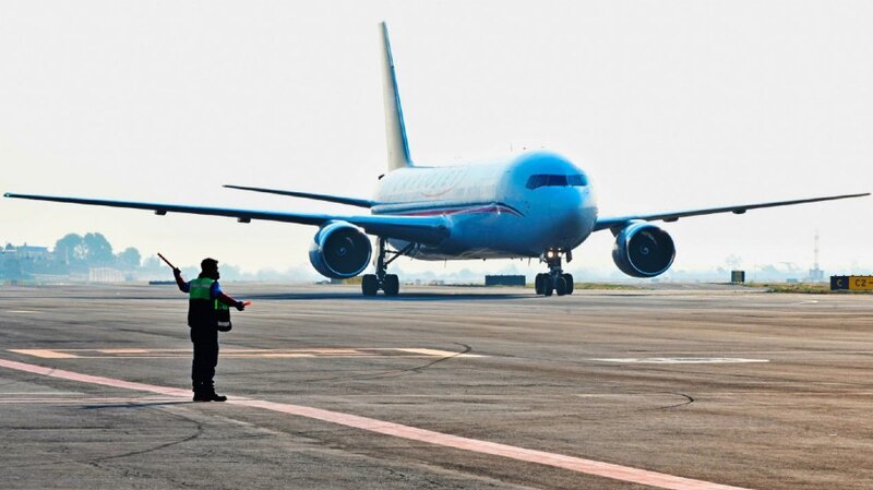 Un avión de pasajeros aterriza en el aeropuerto