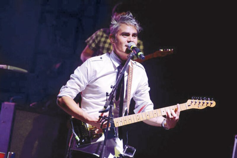 El cantante y compositor mexicano, Aleks Syntek, en concierto.