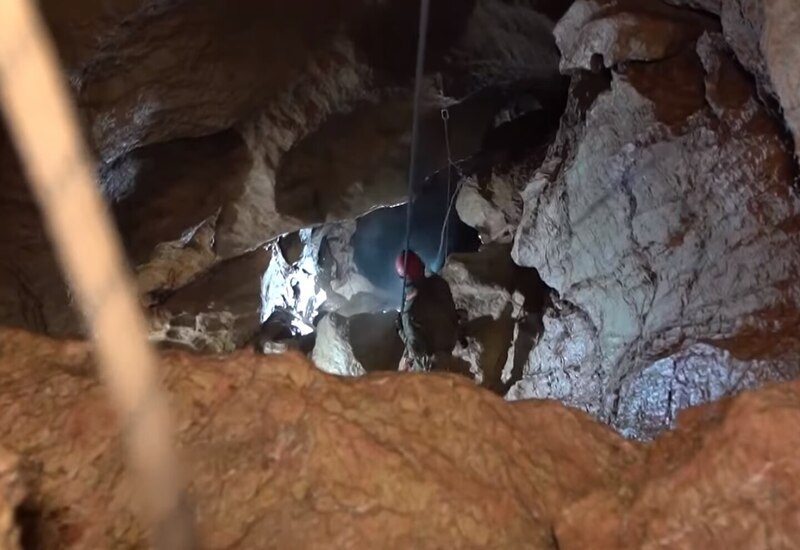 Explorando la cueva