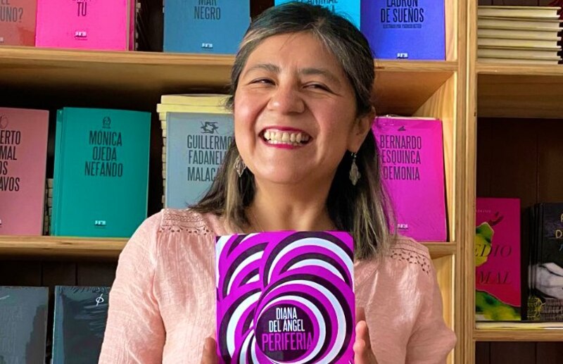 La escritora ecuatoriana Mónica Ojeda, con su libro "Periferia".