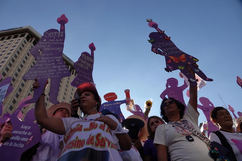 Decenas de mujeres y madres de víctimas de feminicidio marcharon para exigir justicia en el marco del Día Internacional de la Eliminación de la Violencia contra la Mujer en la Glorieta de las Mujeres que Luchan hacia el Zócalo capitalino.