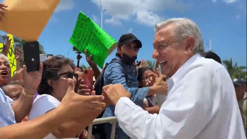 El presidente López Obrador saluda a sus simpatizantes