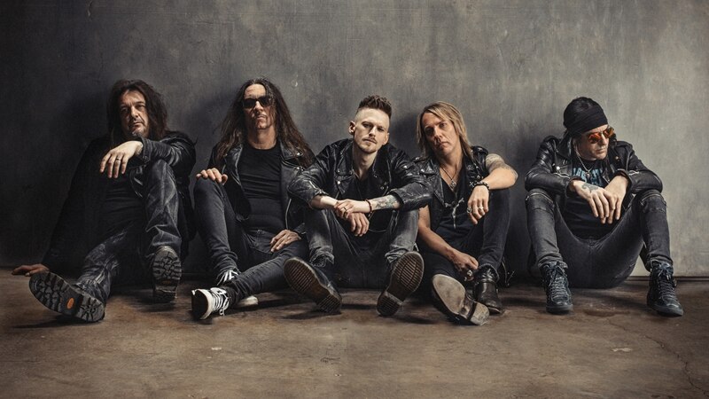Grupo de rock sentado en el suelo