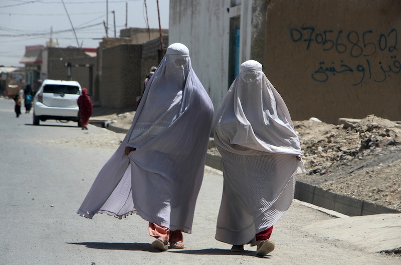 Mujeres musulmanas caminando por la calle