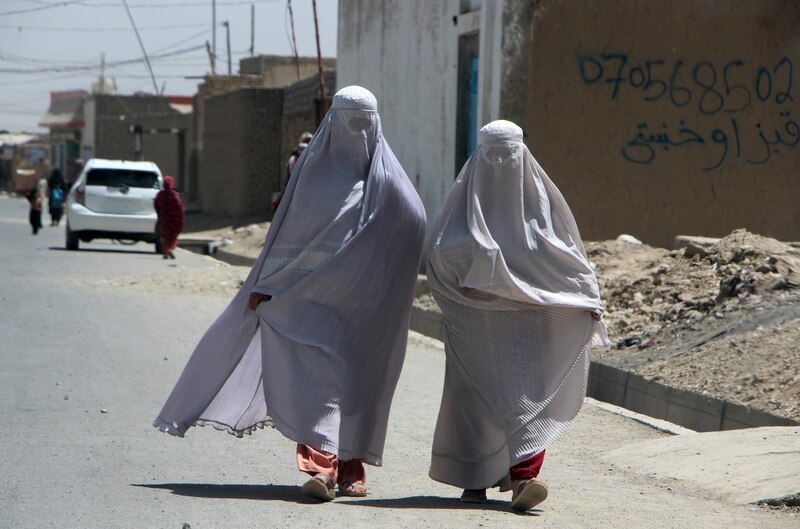 Mujeres musulmanas caminando por la calle