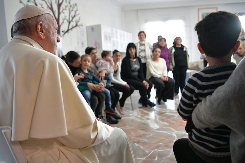 El Papa Francisco se reúne con un grupo de niños y sus madres