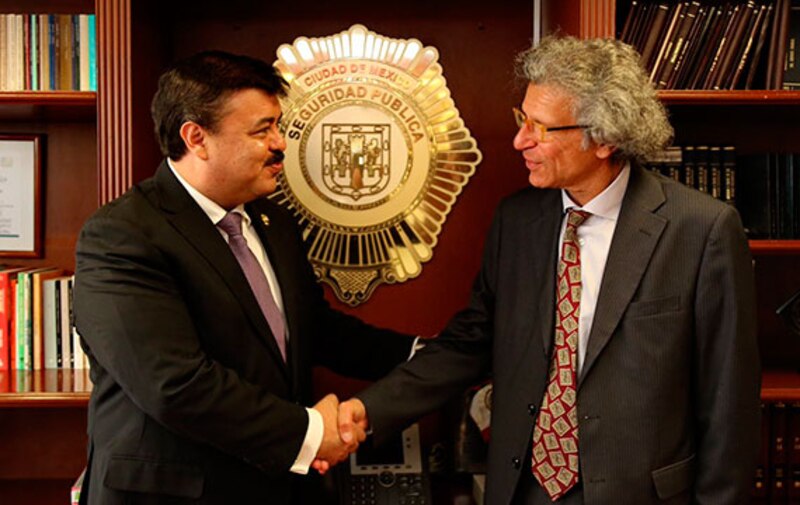 El Secretario de Seguridad Pública de la Ciudad de México, Hiram Almeida, se reúne con el Embajador de Israel en México, Zvi Tal.
