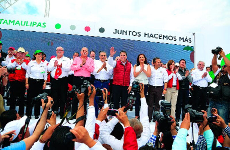 El presidente electo de México, Andrés Manuel López Obrador, saluda a sus seguidores durante un mitin en Ciudad Victoria, Tamaulipas.