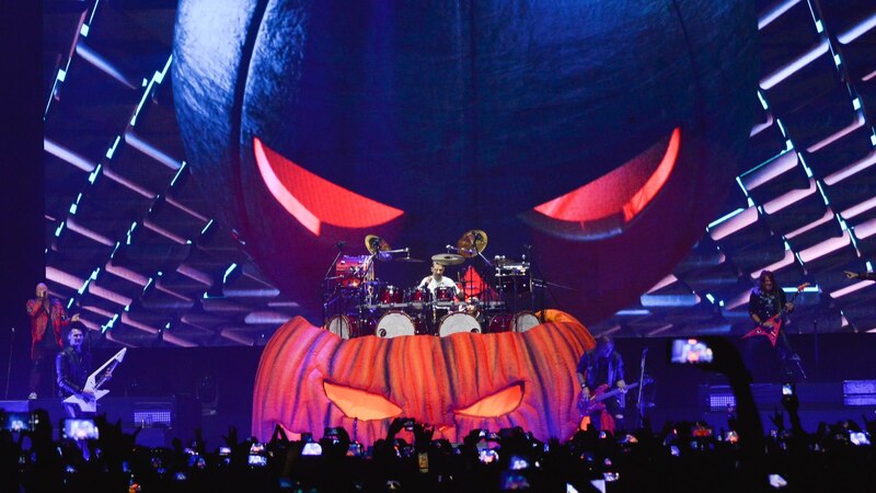 Baterista de rock tocando en una calabaza gigante