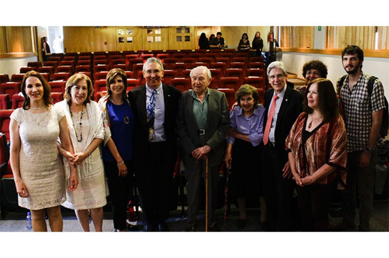 Un grupo de personas mayores sonríen para una foto