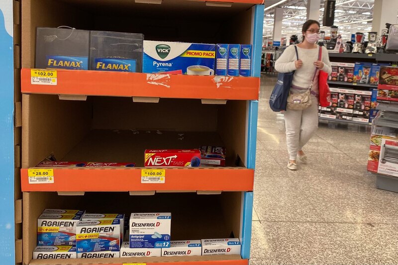Estantes vacíos en una farmacia