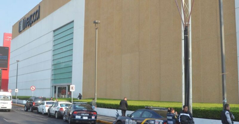 Centro comercial con patrullas de policía afuera