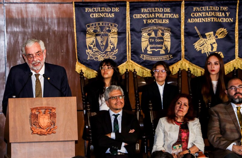 Rector de la UNAM encabeza ceremonia de entrega de becas