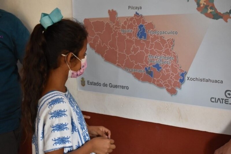 Niña indígena estudia un mapa de Guerrero