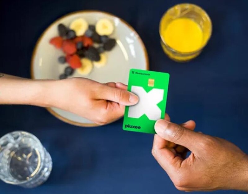 Tarjeta de crédito verde en manos de una persona