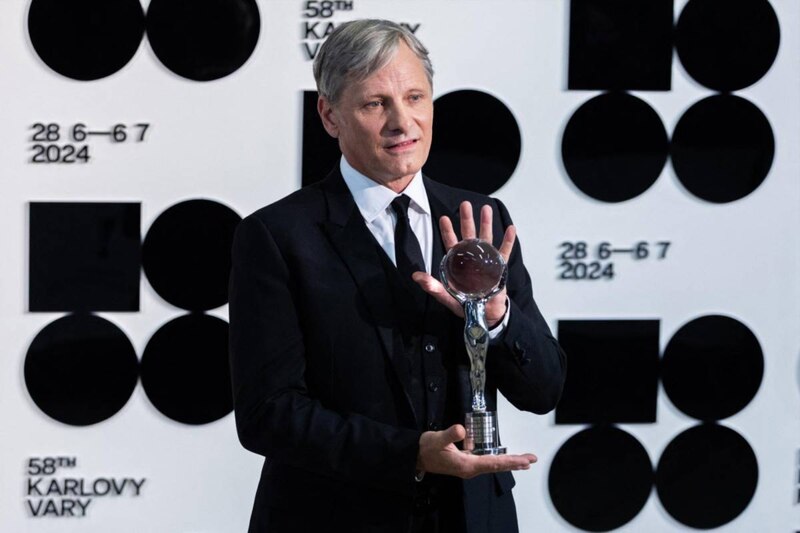 El actor estadounidense Ethan Hawke recibe el premio Globo de Cristal en el Festival de Cine de Karlovy Vary