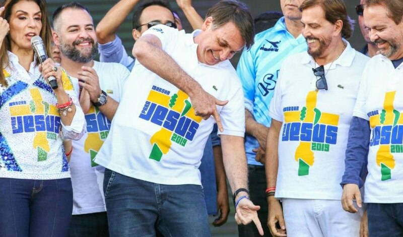 El presidente Jair Bolsonaro hace un gesto con la mano durante un evento público.