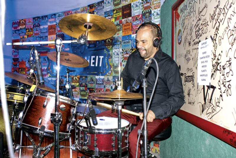 Baterista tocando la batería
