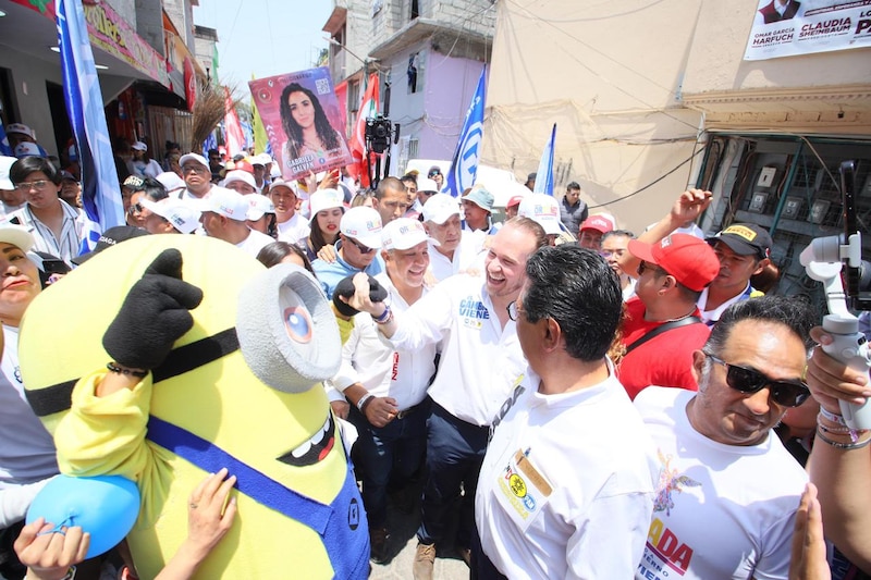 El candidato a la alcaldía de Iztapalapa, Armando Quintero, saluda a sus simpatizantes durante un recorrido por la colonia Desarrollo Urbano Quetzalcóatl.