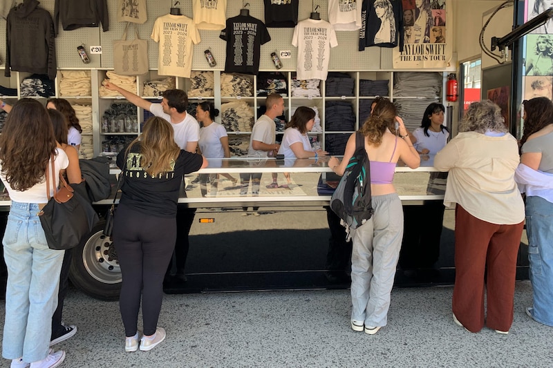 Fans de Taylor Swift hacen fila para comprar mercancía en su gira Eras Tour