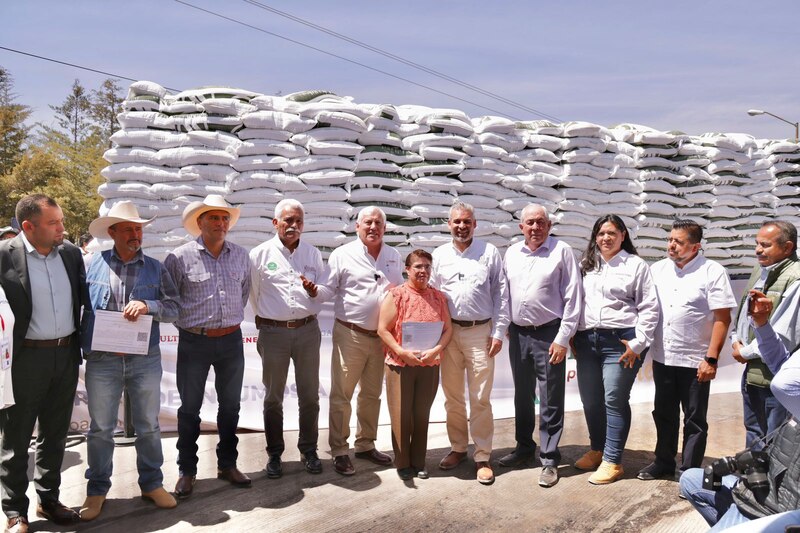 Entrega de apoyos a productores del campo