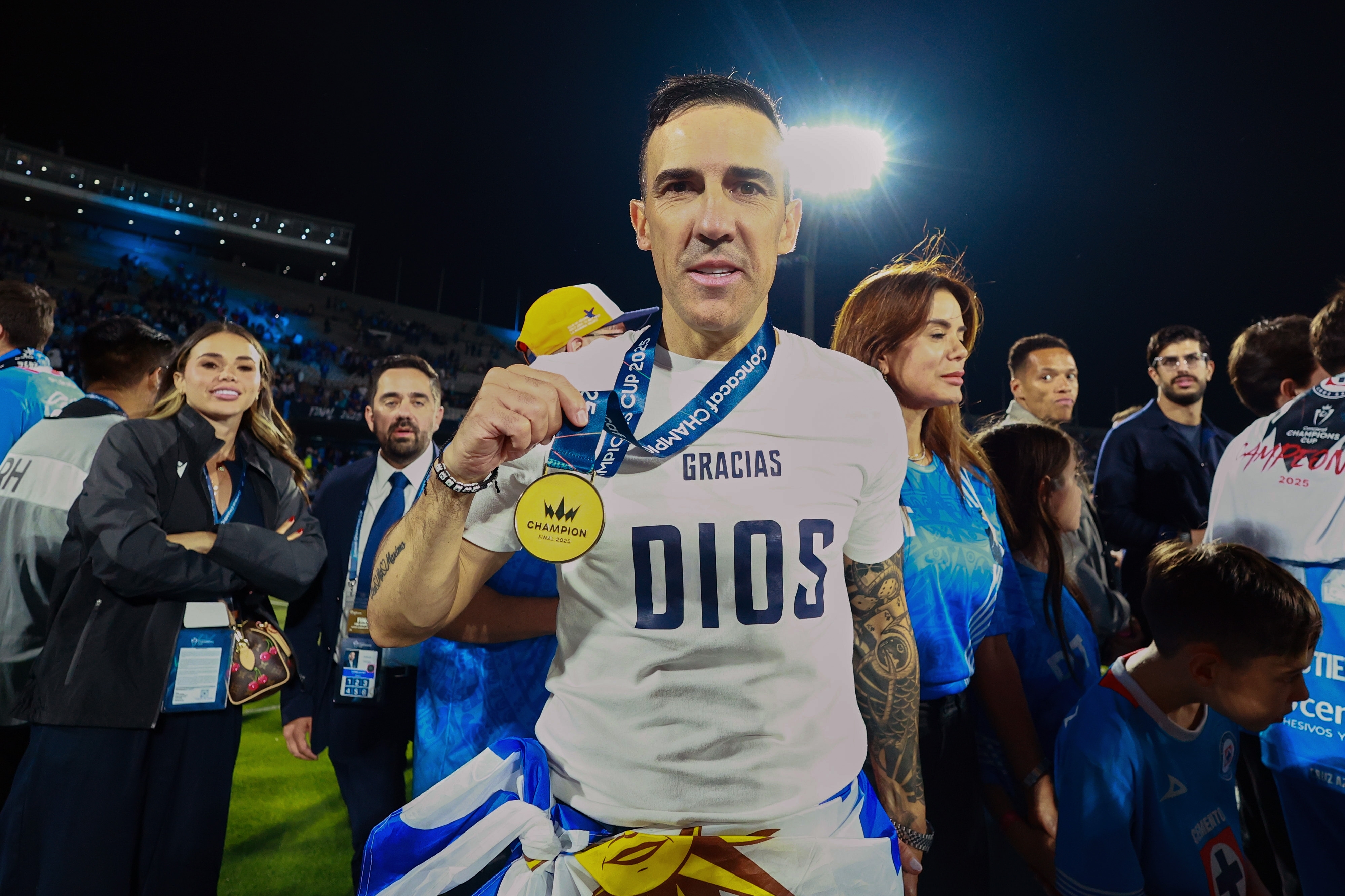 El técnico uruguayo Vicente Sánchez sale del Cruz Azul