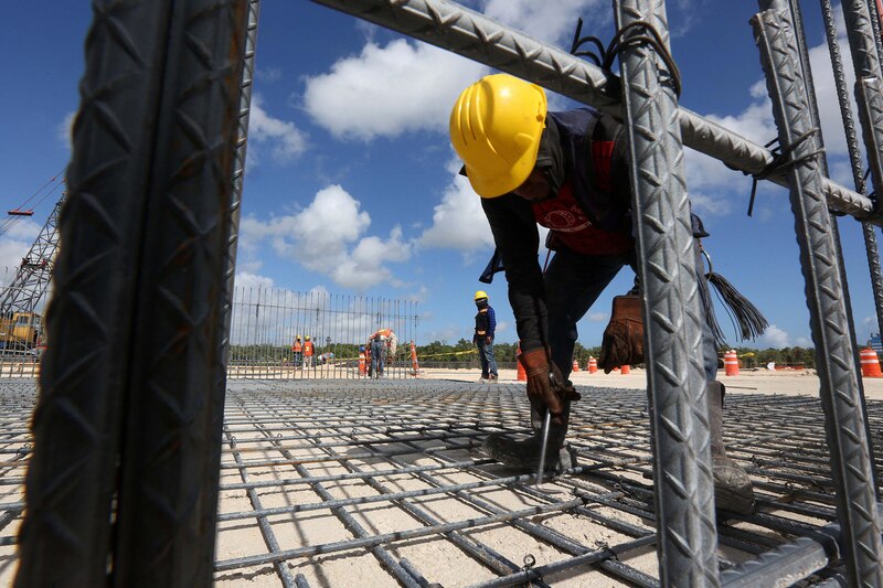 Obreros trabajan en la construcción de una carretera