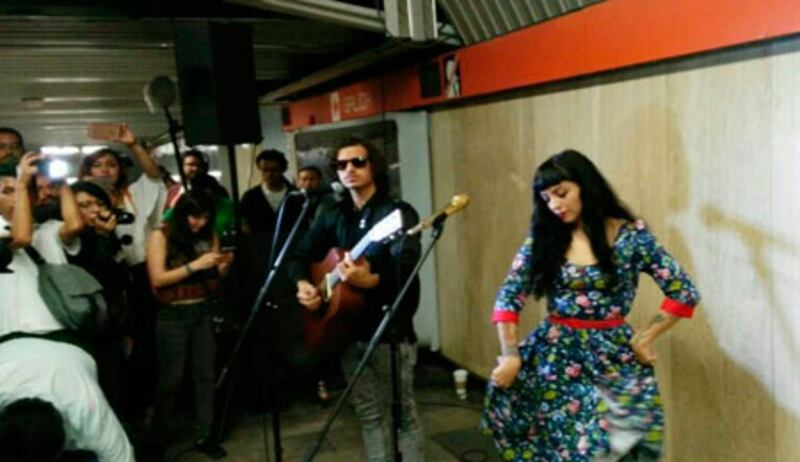 Cantante tocando en el metro