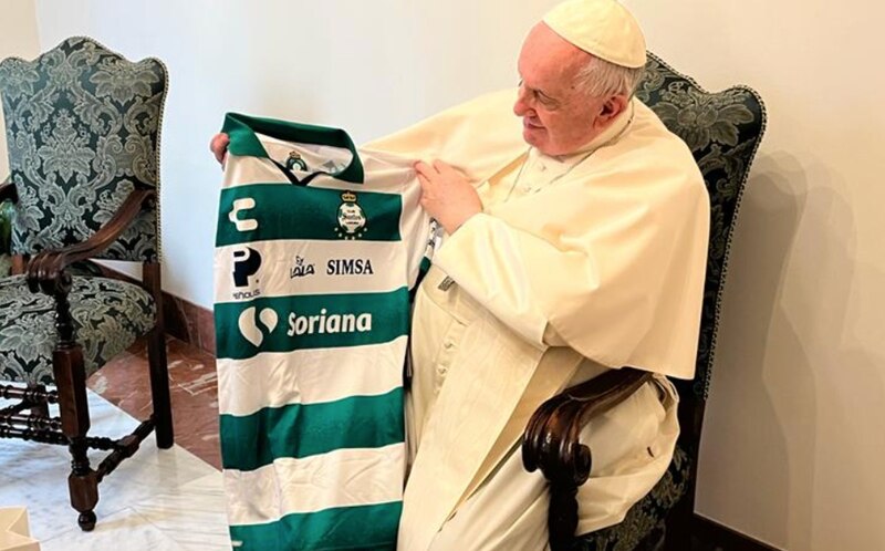 El Papa Francisco recibe una camiseta del Real Betis