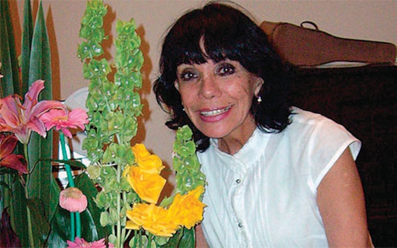 La actriz mexicana Silvia Pinal rodeada de flores.