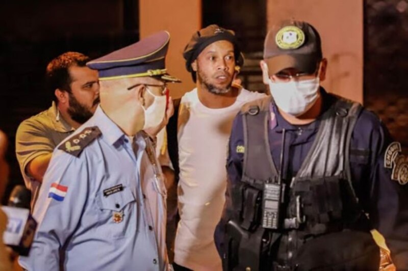 Ronaldinho es detenido en Paraguay