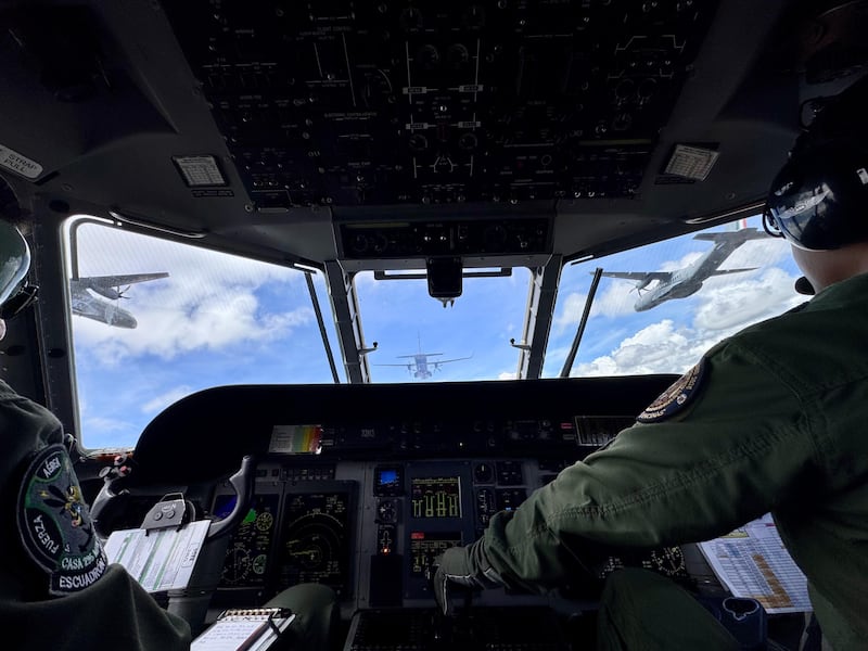 Desfile Cívico-Militar. La cabina de vuelo de los aviones militares durante el desfile cívico militar de este 16 de septiembre.